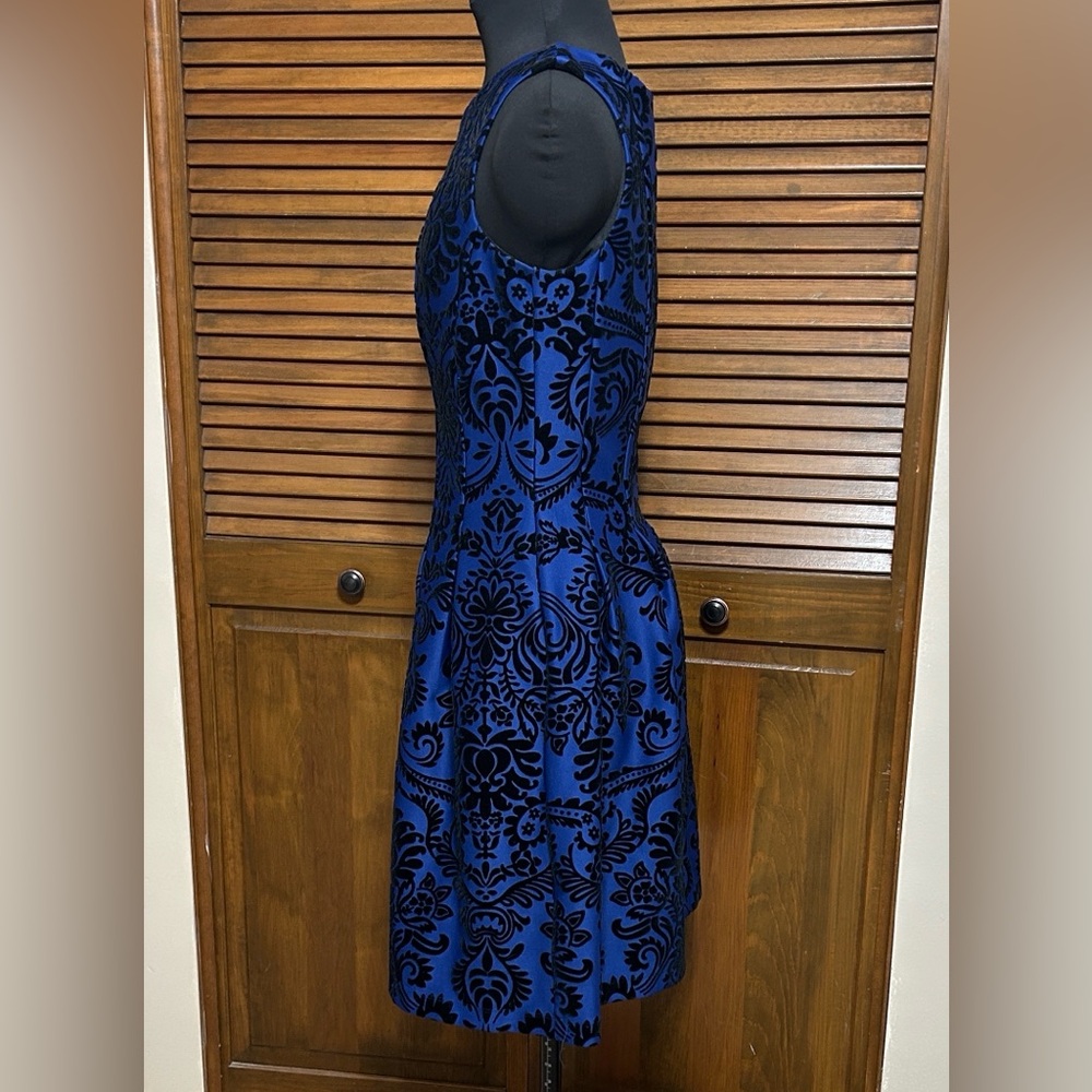 Gabby Skye Sleeveless Blue & Black Embossed Damask Fit-and-Flare Dress Size 8 - Picture 5 of 9